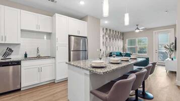 Refrigerador, microondas, horno, placa de cocina