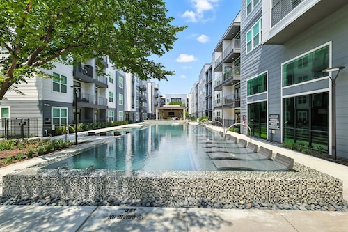 G43 Luxury Living DT Fort Worth 2B2B, Resort Style Amenities, Golf Sim