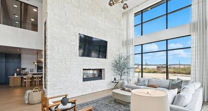 G43 Luxury Living DT Fort Worth 2B2B, Resort Style Amenities, Golf Sim