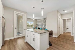 冷蔵庫、電子レンジ、オーブン、コンロ