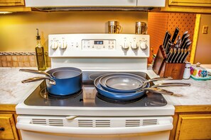 Cookware/dishes/utensils, spices