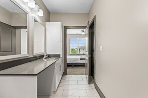 1 habitación, tabla de planchar con plancha, cuna de viaje y wifi