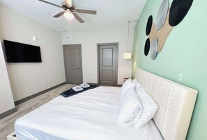 1 bedroom, iron/ironing board, travel crib, WiFi - Near Disney, King Bed, Pet-Friendly Full Amenities (Winter Garden)