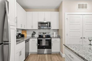 Een koelkast, een microgolfoven, een oven, een kookplaat