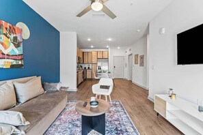 TV, offices - Modern King Apt w Water view, Pool Gym Near Parks (Kissimmee)
