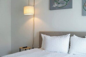 1 bedroom, iron/ironing board, travel crib, WiFi - Modern King Apt w Water view, Pool Gym Near Parks (Kissimmee)