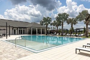 Pool - Modern King Apt w Water view, Pool Gym Near Parks (Kissimmee)