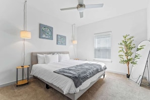 1 bedroom, iron/ironing board, travel cot, WiFi - King Apt w/Pool View & Gym Pet Friendly Near Parks (Kissimmee)