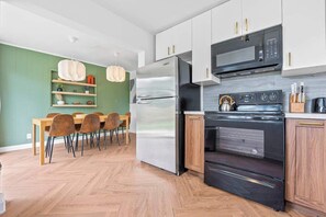 Réfrigérateur, four à micro-ondes, un four, surface de cuisson