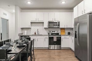 Geladeira, micro-ondas, fogão, cooktop