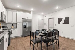 Cafetera y tetera, refrigerador, microondas y horno