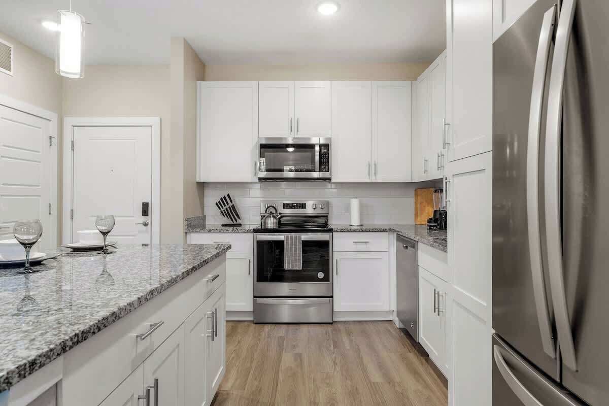 Réfrigérateur, micro-ondes, four, plaque de cuisson