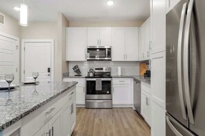 Geladeira, micro-ondas, fogão, cooktop