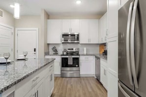 Refrigerador, microondas, horno, placa de cocina