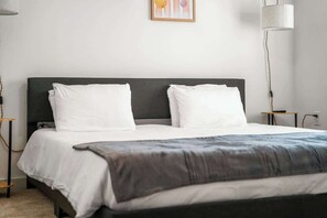 1 habitación, tabla de planchar con plancha, cuna de viaje y wifi 