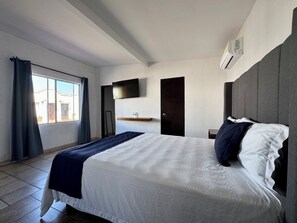 Standard Triple Room | Television - Casa Petri Hotel (Ensenada)