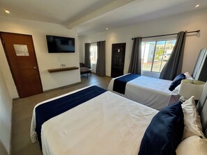 Habitación cuádruple superior | Escritorio, espacio para trabajar con laptop y wifi gratis 