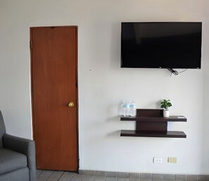 Escrivaninha, espaço de trabalho para notebook, Wi-Fi de cortesia