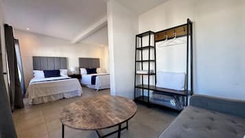 Habitación cuádruple superior | Escritorio, espacio para trabajar con laptop y wifi gratis