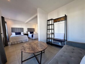 Habitación cuádruple superior | Escritorio, espacio para trabajar con laptop y wifi gratis 