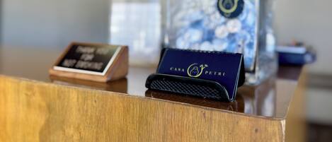 A wooden reception desk with a sign that reads "CASA PETRI."