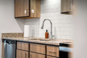 Cafetera y tetera, refrigerador, microondas y horno