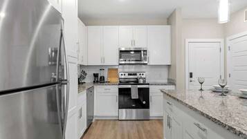 Refrigerador, microondas, horno, placa de cocina