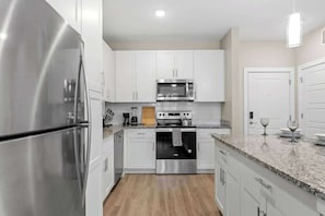 Refrigerador, microondas, horno, placa de cocina
