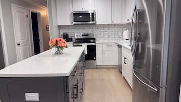 Kylskåp, mikrovågsugn, ugn och spishäll