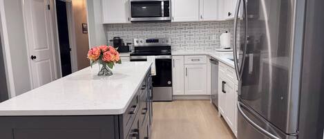 Refrigerador, microondas, horno y parrilla de estufa