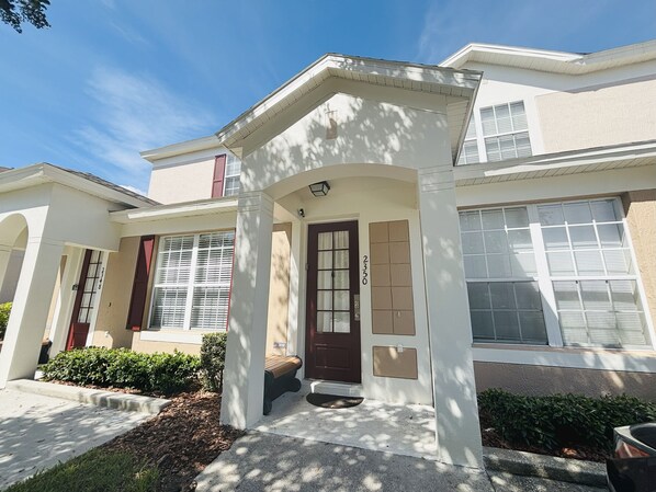 Exterior - Silver Palm Townhome: 10 Minutes From Disney! (Kissimmee)
