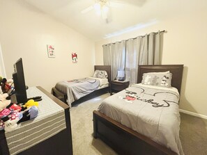 3 habitaciones, tabla de planchar con plancha, wifi y ropa de cama 