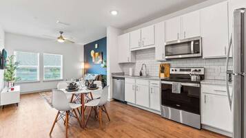 Køleskab, mikrobølgeovn, ovn, kogeplade