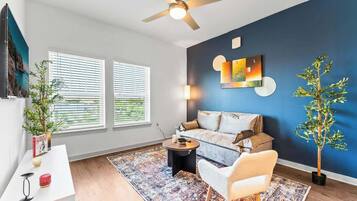 Een televisie en een kantoor