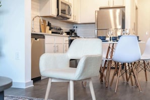 Cafetera y tetera, refrigerador, microondas y horno