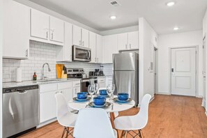 Réfrigérateur, four à micro-ondes, un four, surface de cuisson