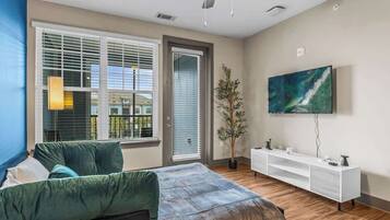 1 habitación, tabla de planchar con plancha, cuna de viaje y wifi