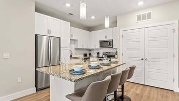 Een koelkast, een magnetron, een oven, een kookplaat