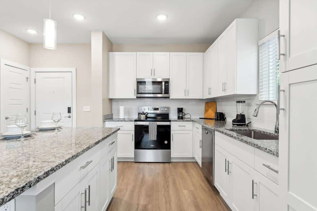 ثلاجة، ميكروويف، فرن،  موقد طهي مسطح