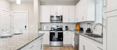 Een koelkast, een microgolfoven, een oven, een kookplaat