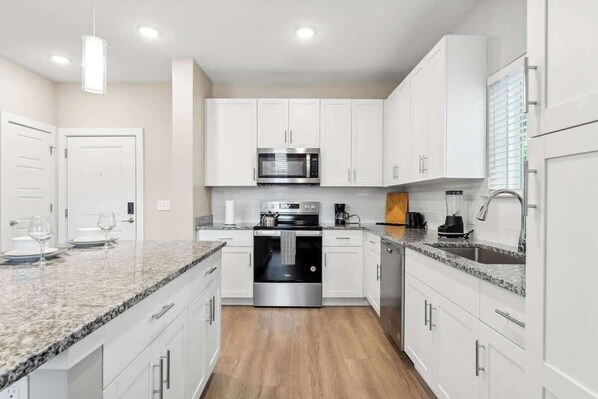 冷蔵庫、電子レンジ、オーブン、コンロ