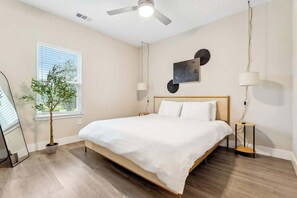 1 bedroom, iron/ironing board, travel crib, WiFi - Charming King Suite, Near Universal & Pet-Friendly (Orlando)