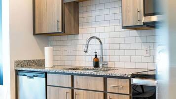 Kjøleskap, mikrobølgeovn, ovn og kokeplater