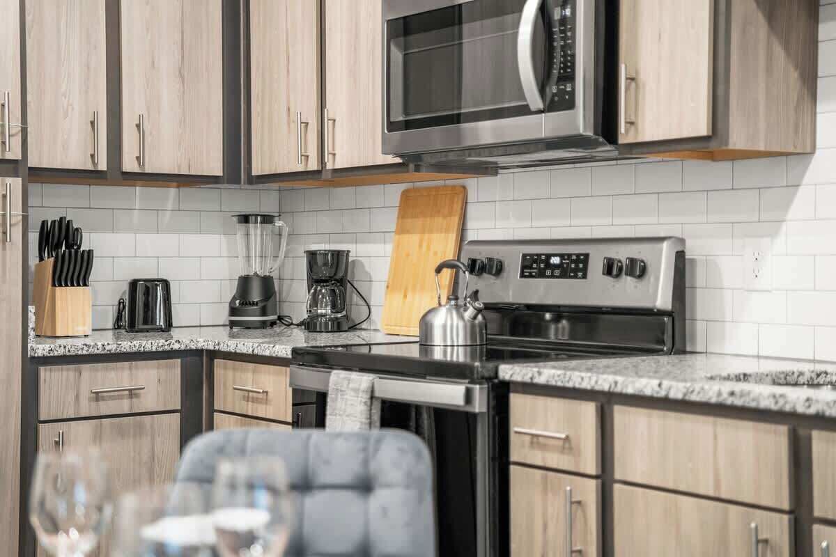 Coffee/tea maker, fridge, microwave, oven
