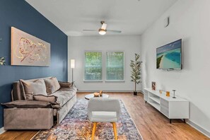 TV, offices - Comfy King Bed Apt w/Pool & Gym and Close to Parks (Kissimmee)