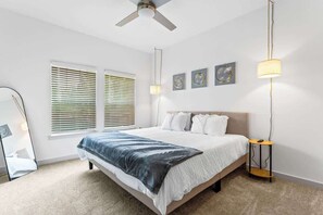 1 bedroom, iron/ironing board, travel cot, WiFi - Comfy King Bed Apt w/Pool & Gym and Close to Parks (Kissimmee)