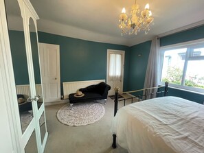 3 bedrooms, iron/ironing board, WiFi, bed sheets - The Coach House, Sandgate, Kent. A quirky seaside escape! (Sandgate)
