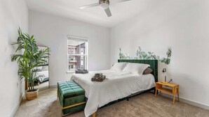 Room - Lush Green Retreat 10 Min to Parks Pets Allowed (Bay Lake)