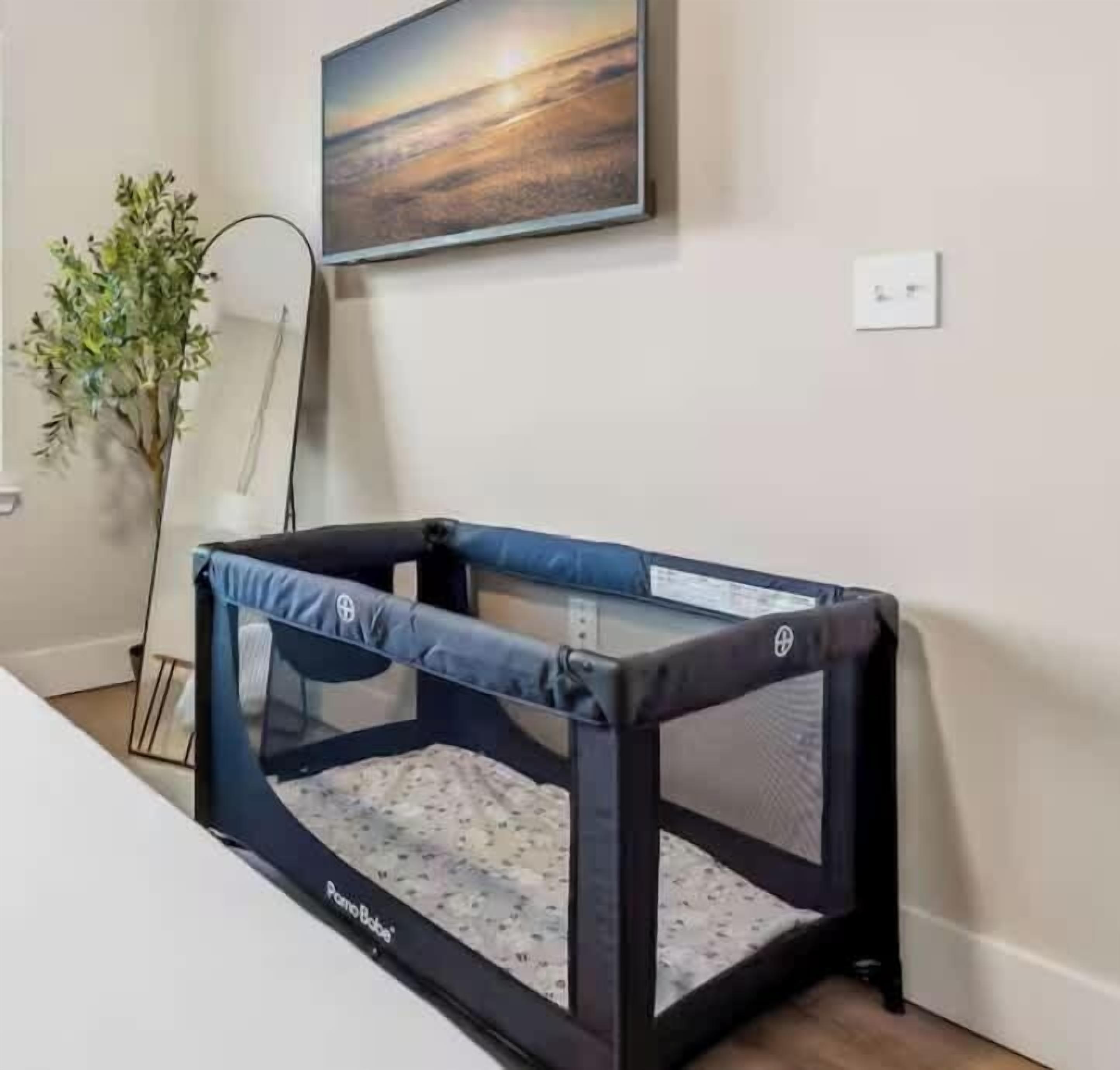 1 habitación, tabla de planchar con plancha, cuna de viaje y wifi 