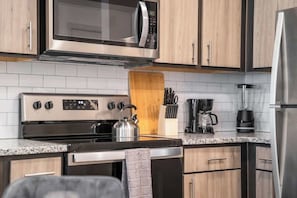 Wasserkocher mit Kaffee-/Teezubehör, Kühlschrank, Mikrowelle, Ofen